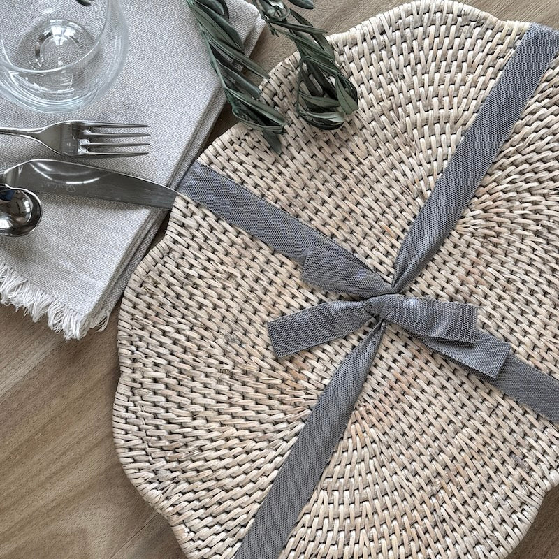 Rattan Scallop Edge Oval Placemat