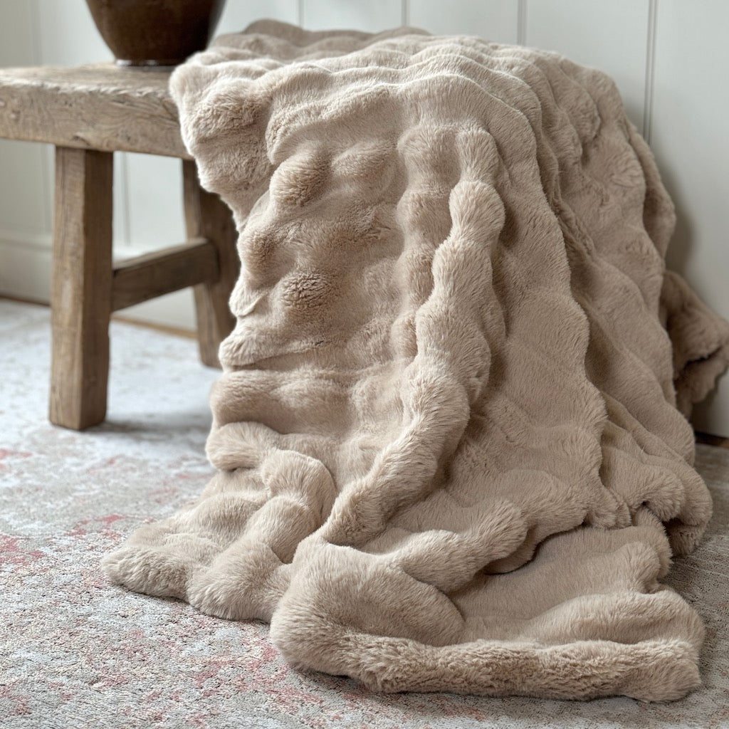 Luxury Soft Shell Faux Fur Throw – Cowshed Interiors