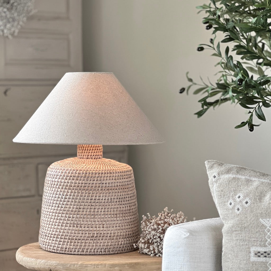Whitewsahed Rattan Squat Lampbase