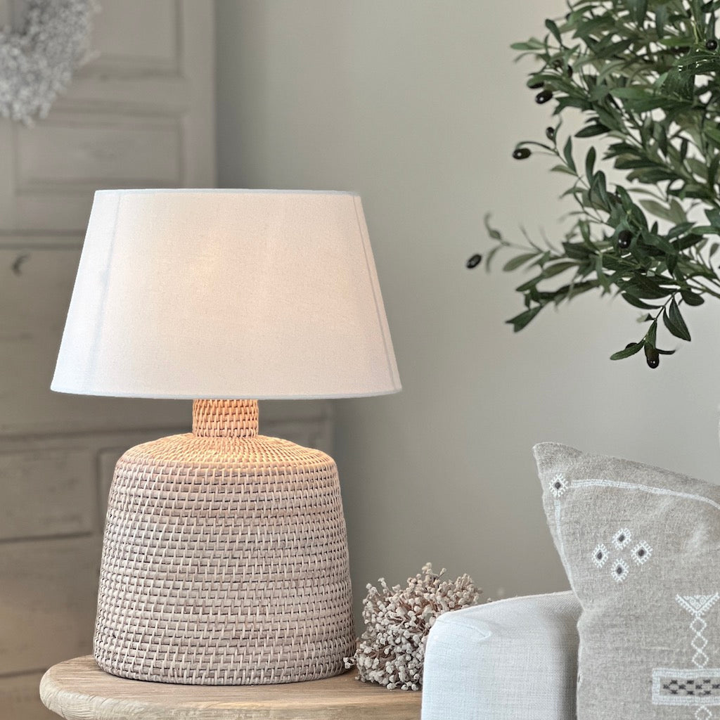 Whitewsahed Rattan Squat Lampbase