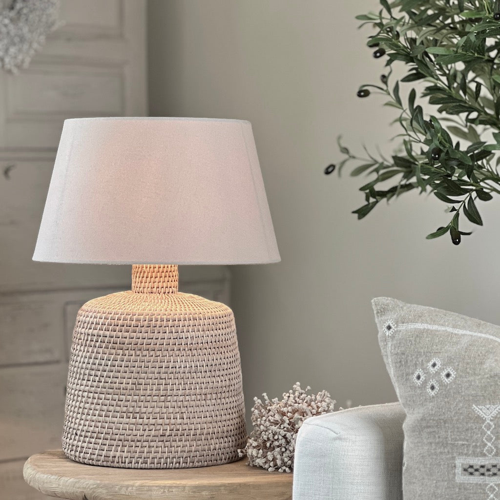 Whitewsahed Rattan Squat Lampbase
