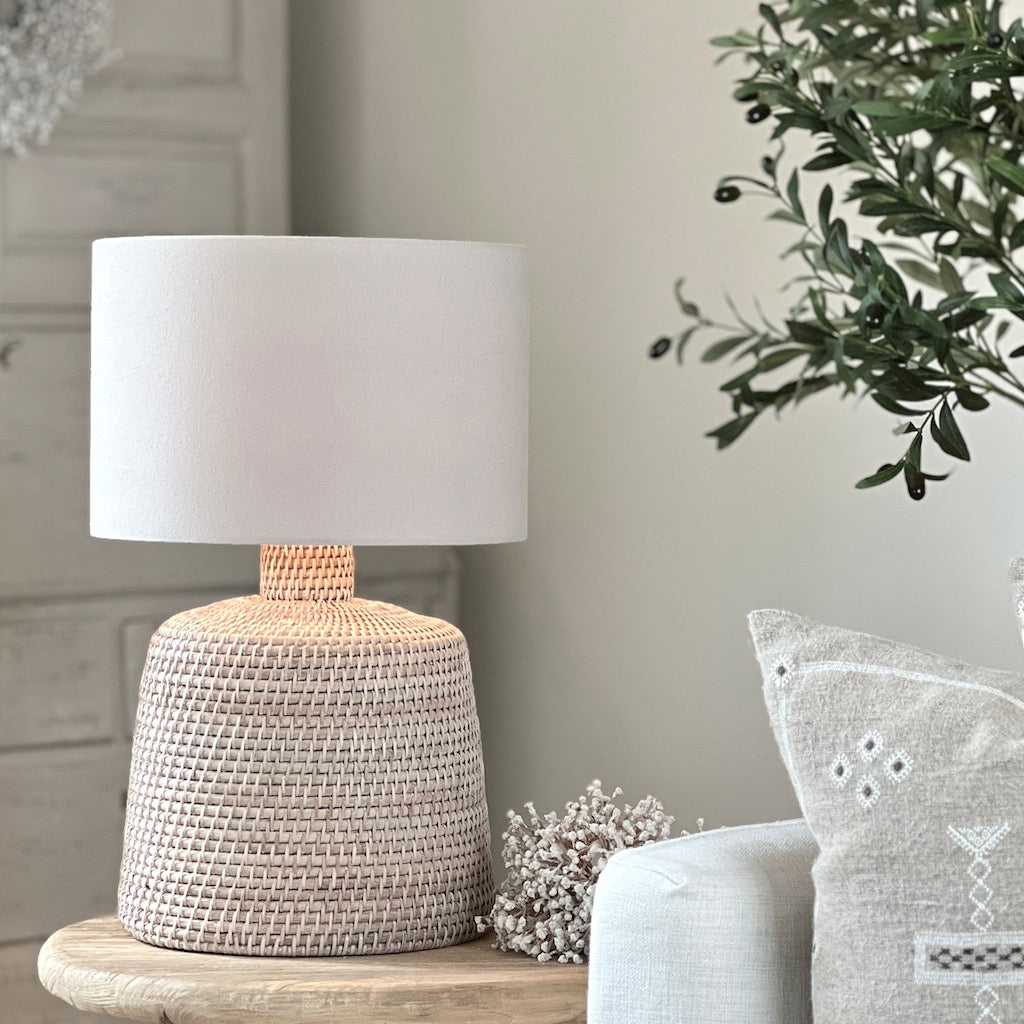 Whitewsahed Rattan Squat Lampbase