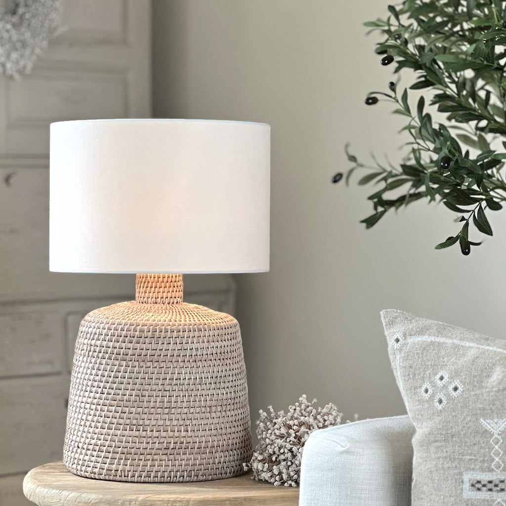 Whitewsahed Rattan Squat Lampbase