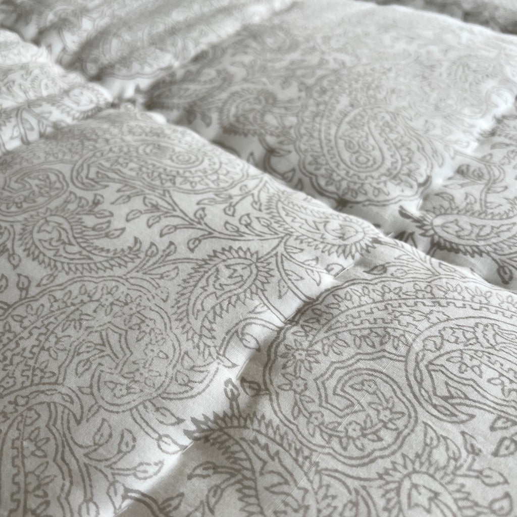 Lightweight Cotton Padded Block Printed Paisley Bedspread – Cowshed ...